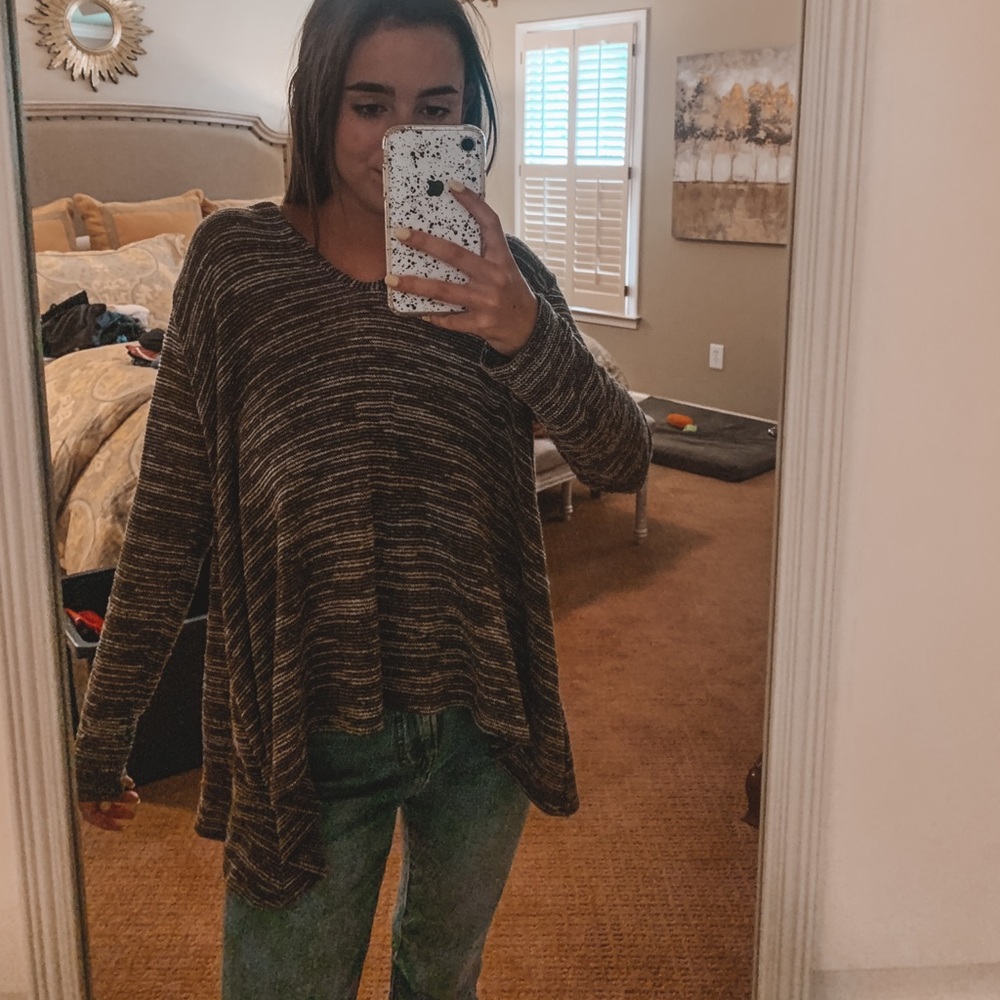 grey hooded sweate